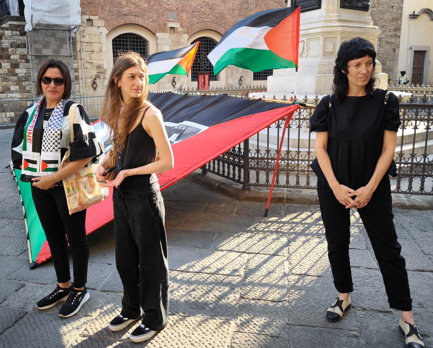 Maratona del silenzio. Donne in Nero in piazza Maratona del silenzio. Donne in Nero in piazza