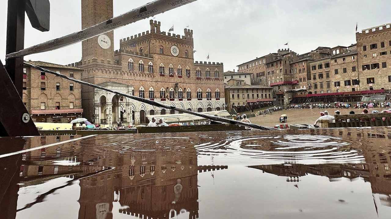La pioggia di due giorni fa su piazza del Campo, ieri per fortuna solo sfiorata La pioggia di due giorni fa su piazza del Campo, ieri per fortuna solo sfiorata