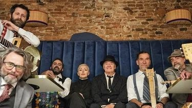 Musica con strumenti realizzati con materiali riciclati. Venerdì alle 19. Musica con strumenti realizzati con materiali riciclati. Venerdì alle 19.