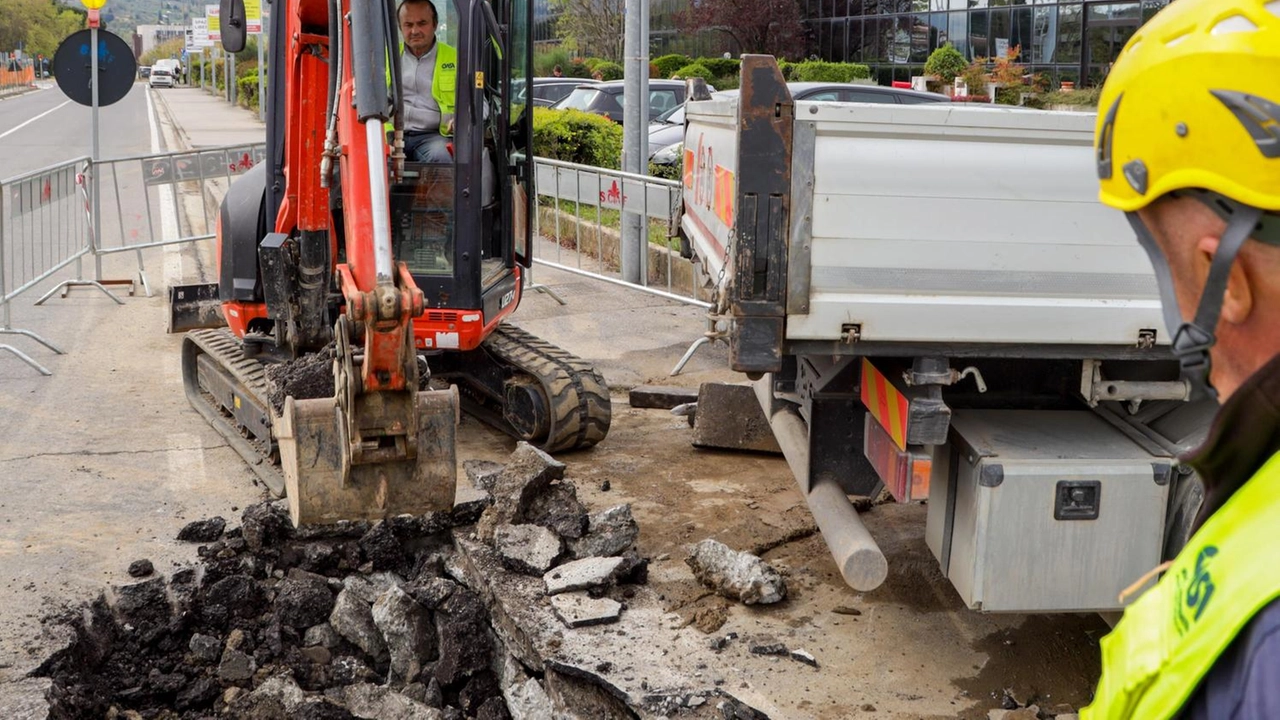 Un operaio impegnato su un cantiere I lavori nel centro di Ponsacco stanno creando disagi e problemi Un operaio impegnato su un cantiere I lavori nel centro di Ponsacco stanno creando disagi e problemi