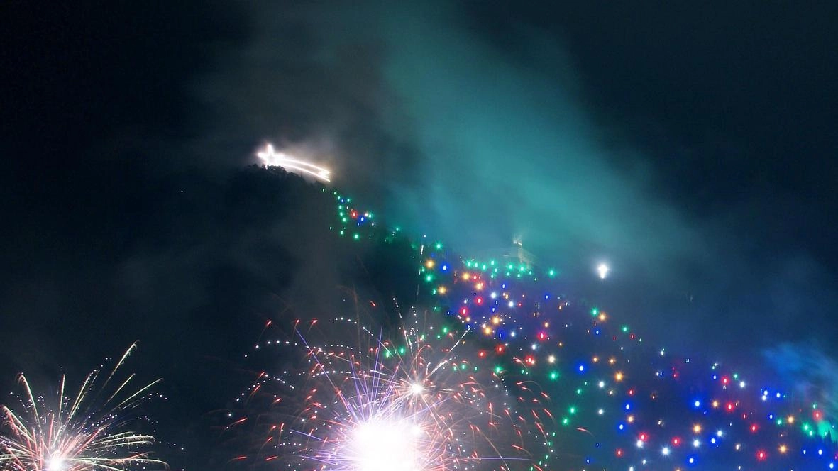L’Albero dei record sull’Ingino illuminato dai fuochi d’artificio nella notte di San Silvestro L’Albero dei record sull’Ingino illuminato dai fuochi d’artificio nella notte di San Silvestro