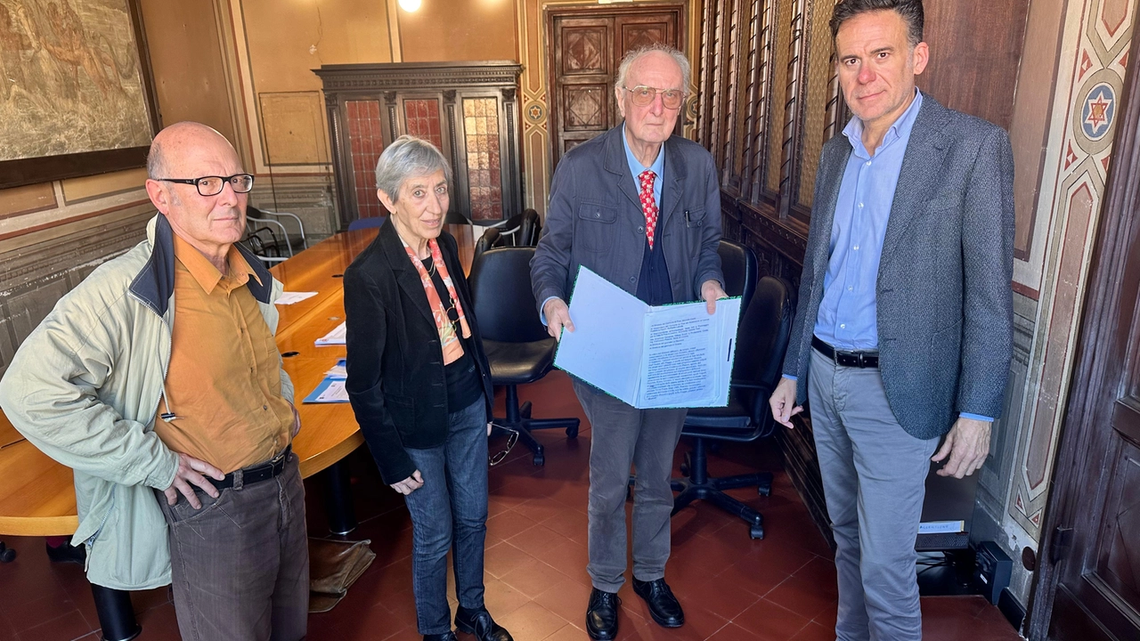 I promotori della petizione insieme al sindaco Conti I promotori della petizione insieme al sindaco Conti