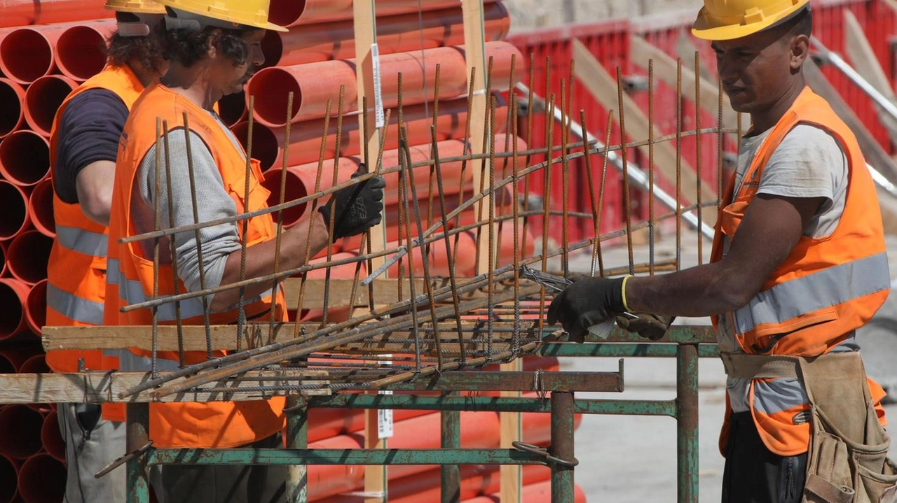 Partito il cantiere per la nuova casa dei ’cuori blu’ in piazza Bandinelli. Il sindaco Lazzerini: "Sarà ultimata entro fine anno, spero già in autunno". Partito il cantiere per la nuova casa dei ’cuori blu’ in piazza Bandinelli. Il sindaco Lazzerini: "Sarà ultimata entro fine anno, spero già in autunno".