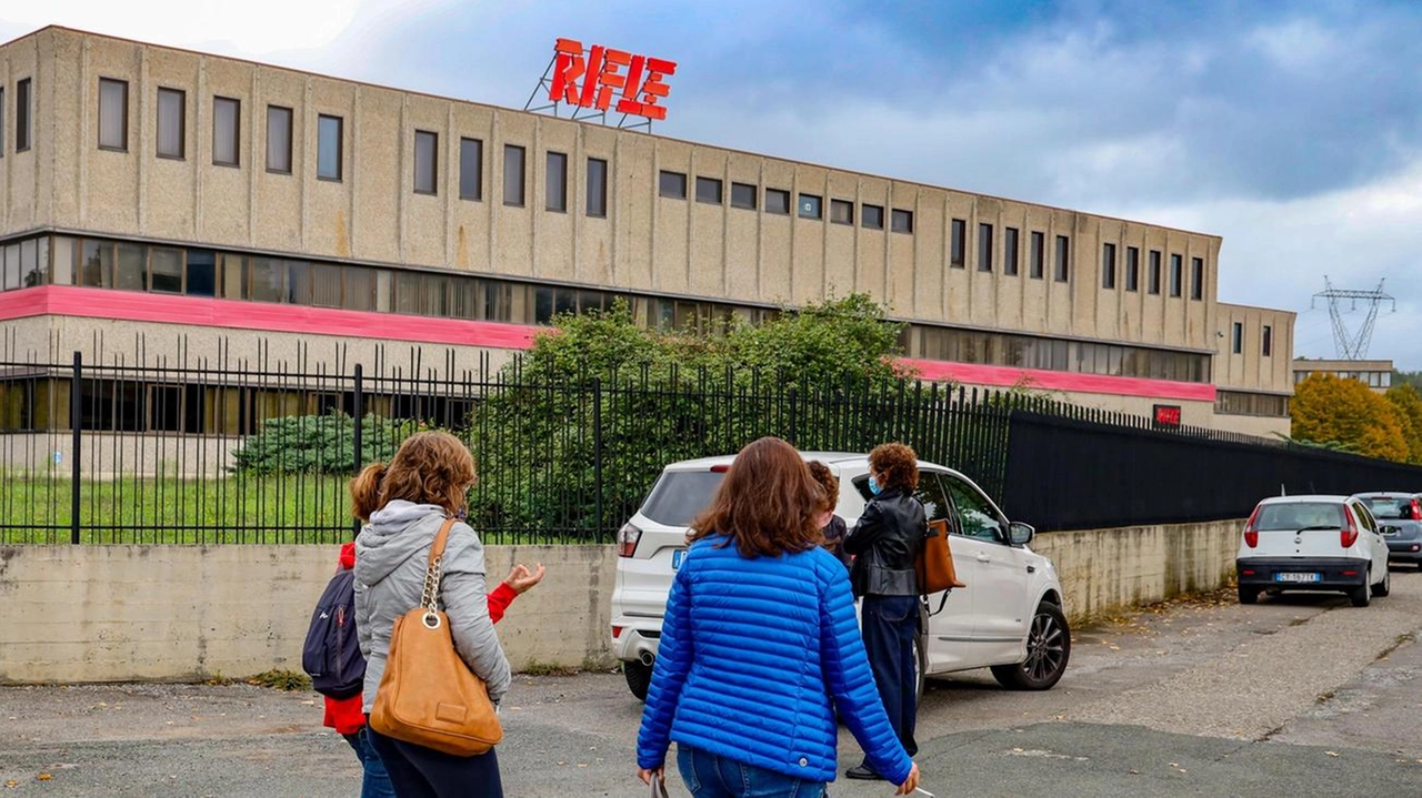 L’esterno dell’ex fabbrica Rifle L’esterno dell’ex fabbrica Rifle