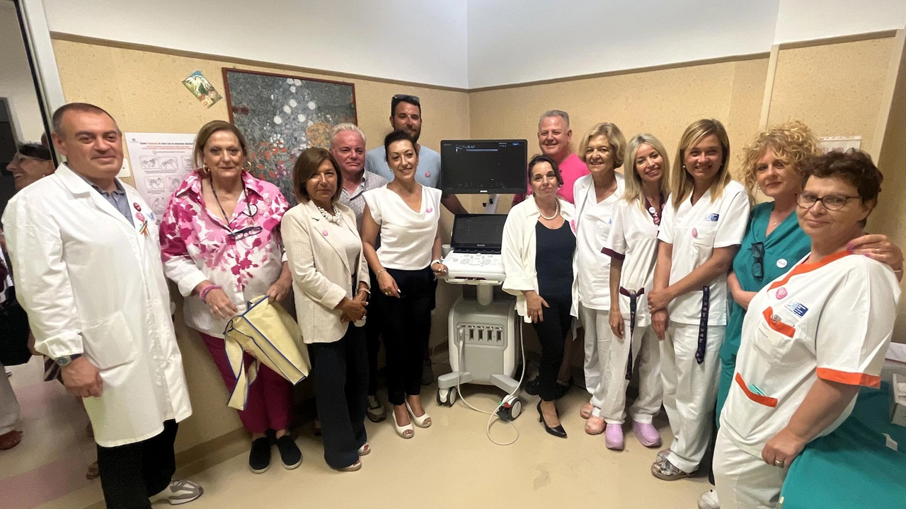 L’ecotomografo consegnato ieri dalle volontarie dell’associazione ’Insieme in Rosa’ all’ospedale Misericordia per la ’Mammografia’: lo strumento ha un valore di circa 90mila euro ed ha tecnologie di ultimissima generazione L’ecotomografo consegnato ieri dalle volontarie dell’associazione ’Insieme in Rosa’ all’ospedale Misericordia per la ’Mammografia’: lo strumento ha un valore di circa 90mila euro ed ha tecnologie di ultimissima generazione