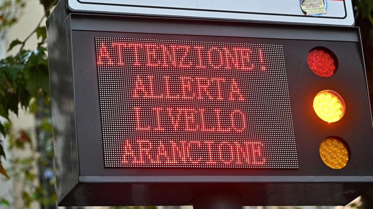 Un cartello avvisa dell’allerta di maltempo gialla Un cartello avvisa dell’allerta di maltempo gialla
