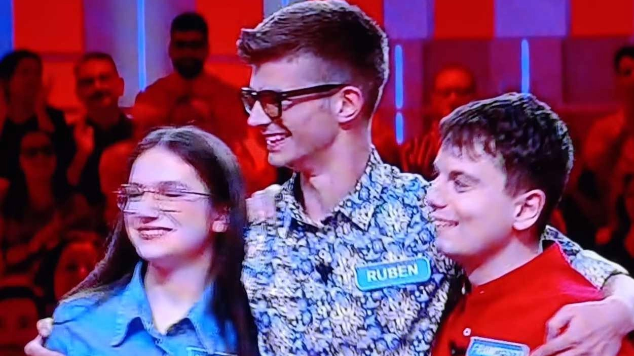 Gli studenti Ruben Gramigni, Francesco Marinaccio e Naischel Mari sono campioni da quattro puntate, ma ieri hanno fallito la sfida finale . Gli studenti Ruben Gramigni, Francesco Marinaccio e Naischel Mari sono campioni da quattro puntate, ma ieri hanno fallito la sfida finale .
