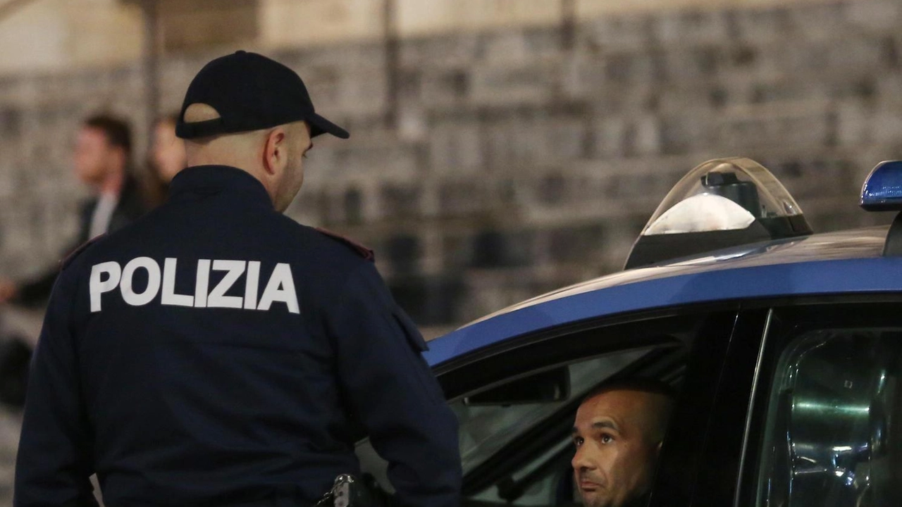 La polizia ha avviato accertamenti sulla violenta rissa che si è accesa in via de’ Pandolfini, nei pressi di un noto locale notturno: un giovane è rimasto ferito La polizia ha avviato accertamenti sulla violenta rissa che si è accesa in via de’ Pandolfini, nei pressi di un noto locale notturno: un giovane è rimasto ferito