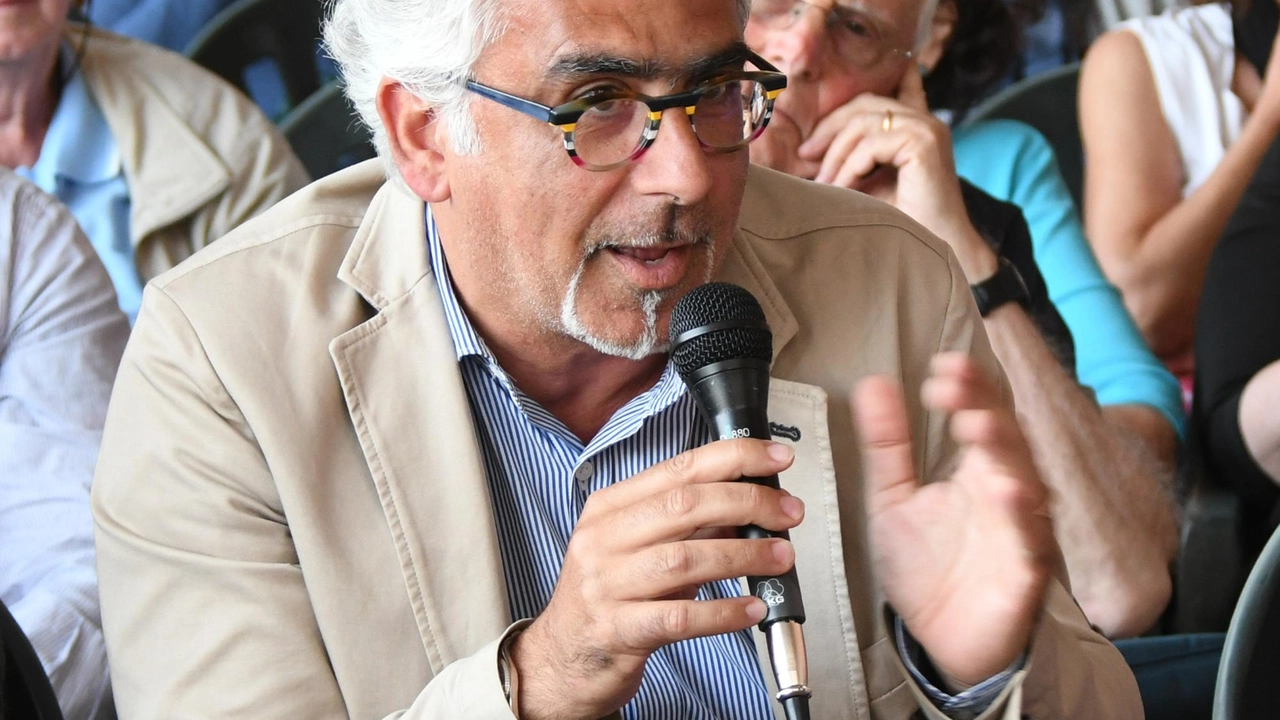 Carlo Freni amministratore di Fhp, terminalista del porto di Marina, dona al Comune 400 piante per la passeggiata a mare Carlo Freni amministratore di Fhp, terminalista del porto di Marina, dona al Comune 400 piante per la passeggiata a mare