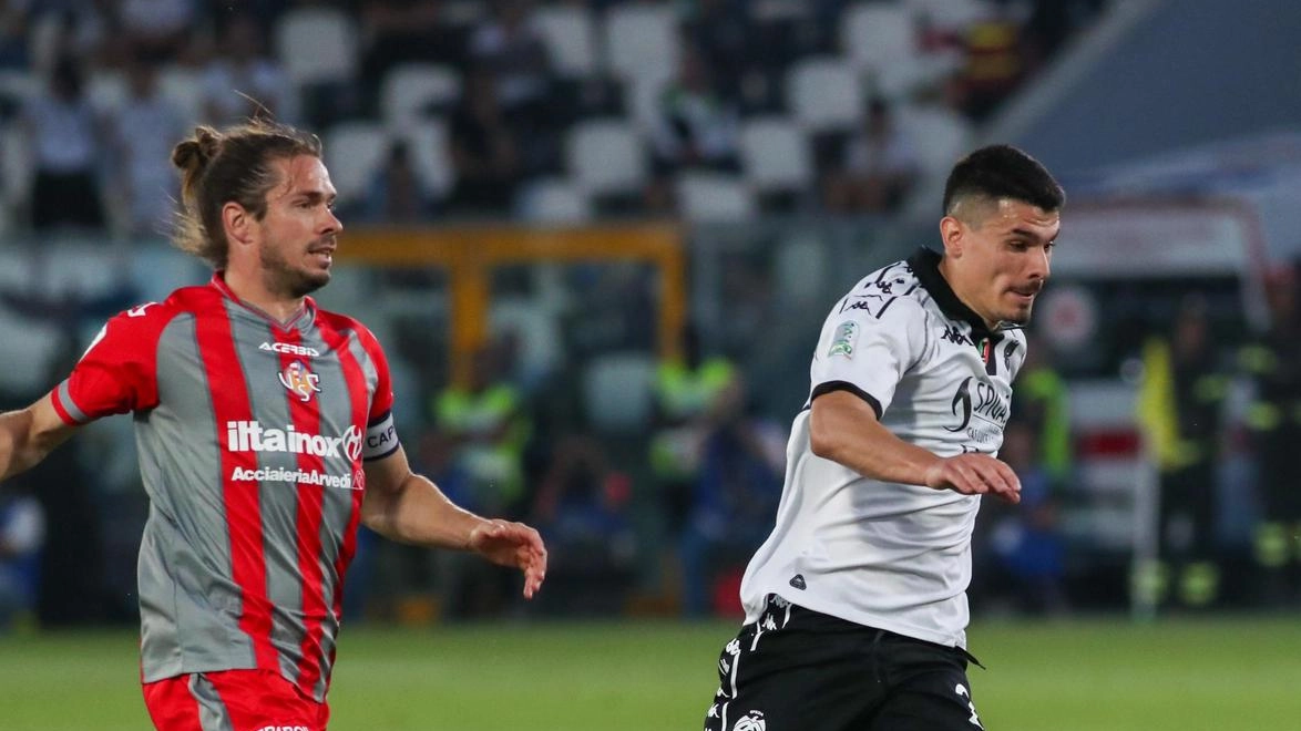 Di Serio cerca di liberarsi dalla marcatura di Castagnetti: l’attaccante aquilotto ha tentato il gol con un colpo di testa (foto Germogli) Di Serio cerca di liberarsi dalla marcatura di Castagnetti: l’attaccante aquilotto ha tentato il gol con un colpo di testa (foto Germogli)