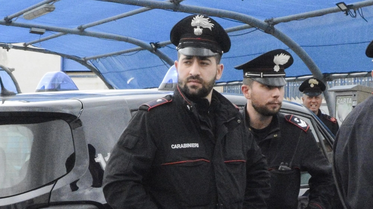 I carabinieri hanno ricostruito il giro di affari e di clienti tenendo sotto controllo i sospettati per settimane I carabinieri hanno ricostruito il giro di affari e di clienti tenendo sotto controllo i sospettati per settimane
