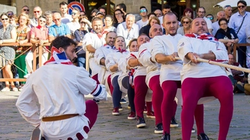 Volterra, il Palio del Cero accende la sfida tra contrade: aria di Rinascimento nel borgo etrusco