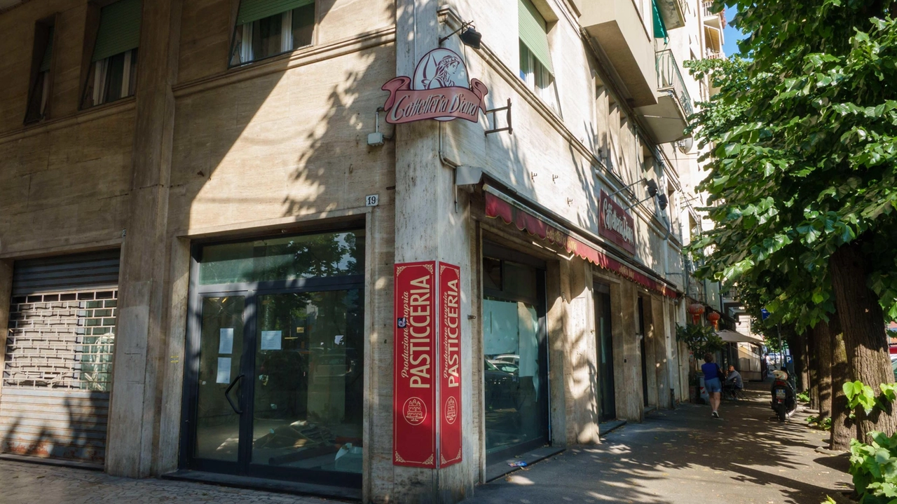 L’ex caffetteria Diana, all’angolo tra via San Cipriano e piazza Caduti per la Libertà, diventerà un centro medico chirurgico L’ex caffetteria Diana, all’angolo tra via San Cipriano e piazza Caduti per la Libertà, diventerà un centro medico chirurgico