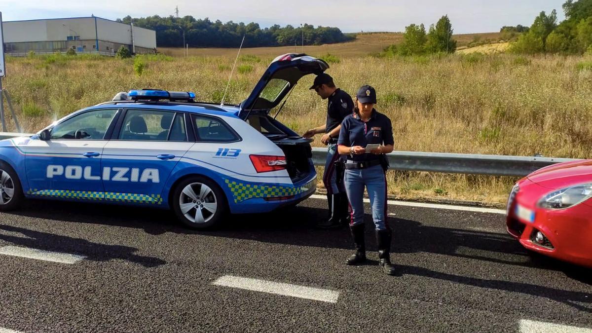 Fugge a tutto gas, soprassa contromano e causa un incidente: arrestato