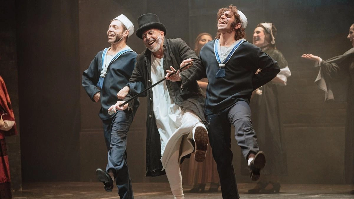 Il protagonista del musical Roberto Ciufoli: è Ebenezer Scrooge, il celebre personaggio nato dalla penna di Charles Dickens. Venerdì sera al Politeama Il protagonista del musical Roberto Ciufoli: è Ebenezer Scrooge, il celebre personaggio nato dalla penna di Charles Dickens. Venerdì sera al Politeama