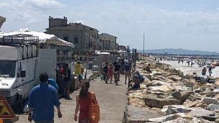 Il mercato lungomare. a Marina di Pisa Il mercato lungomare. a Marina di Pisa