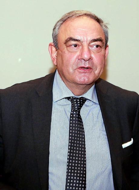 "Strisce pedonali verniciate sopra le buche dell’asfalto"