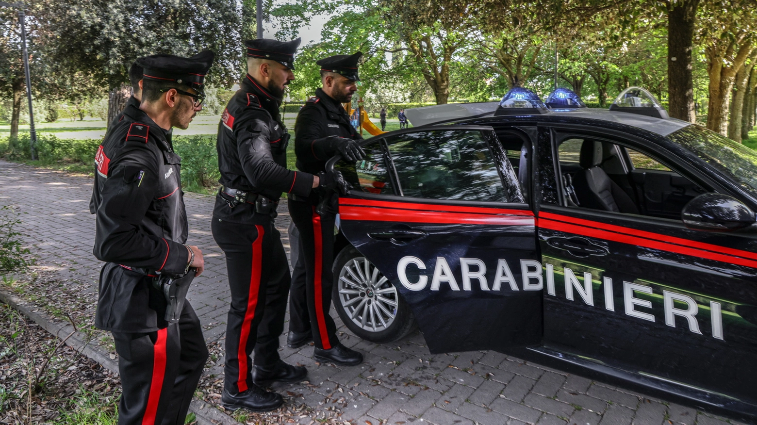 Un momento dell'operazione dei carabinieri (Fotocronache Germogli)