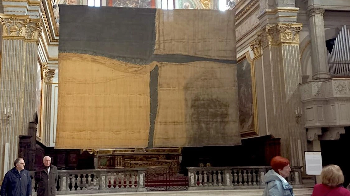Il Grande Sacco di Alberto Burri in mostra nella Cattedrale di Città di Castello, un'opera evocativa legata al francescanesimo. Eventi e conferenze in occasione delle celebrazioni per gli 800 anni dell'Impressione delle Stimmate di San Francesco d'Assisi. Il Grande Sacco di Alberto Burri in mostra nella Cattedrale di Città di Castello, un'opera evocativa legata al francescanesimo. Eventi e conferenze in occasione delle celebrazioni per gli 800 anni dell'Impressione delle Stimmate di San Francesco d'Assisi.