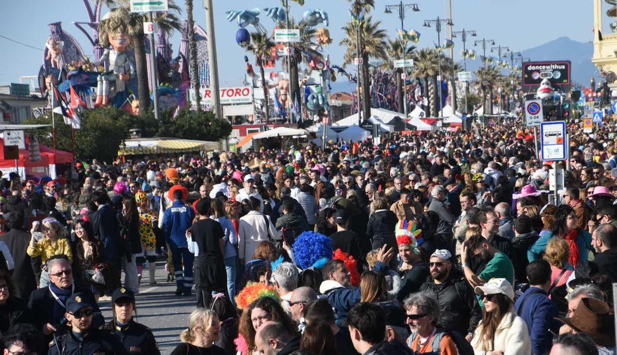 Carnevale di denuncia, la gallina cova bombe. I potenti al ‘Gran Casino’ giocano col nostro futuro Carnevale di denuncia, la gallina cova bombe. I potenti al ‘Gran Casino’ giocano col nostro futuro