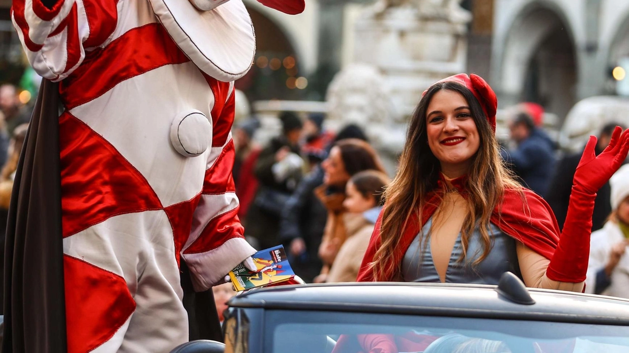 Tutto pronto per la seconda giornata della rassegna «Mela Ridens» che animerà il centro con musica, arte di strada, clown, trucca-bimbi e tante maschere Tutto pronto per la seconda giornata della rassegna «Mela Ridens» che animerà il centro con musica, arte di strada, clown, trucca-bimbi e tante maschere