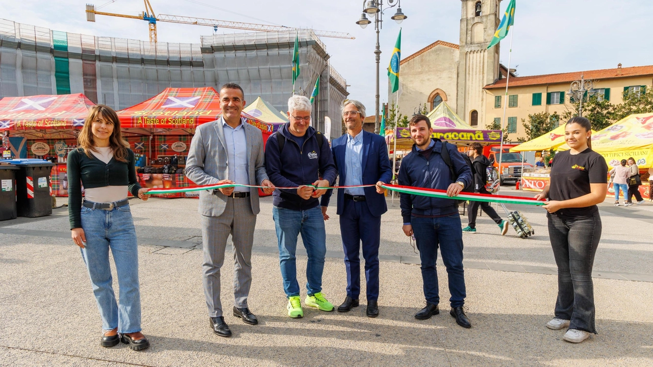 Fino a domenica si potrà visitare in Largo vittorio Emanuele II la più grande mostra mercato del continente. Le parole di Maestri Accesi: "Si tratta di un’iniziativa che contribuisce a rendere viva e attrattiva la nostra città". Fino a domenica si potrà visitare in Largo vittorio Emanuele II la più grande mostra mercato del continente. Le parole di Maestri Accesi: "Si tratta di un’iniziativa che contribuisce a rendere viva e attrattiva la nostra città".