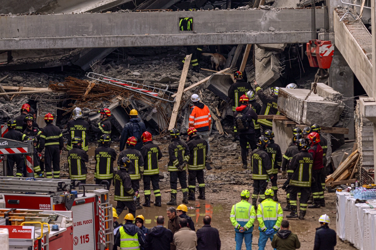 Decine di soccorritori nel cantiere di via Mariti (Foto Germogli)