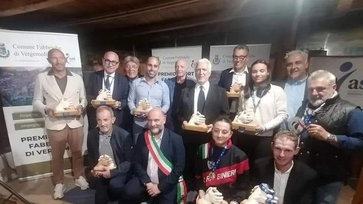 Una foto con i premiati alla serata di gala (foto Borghesi) Una foto con i premiati alla serata di gala (foto Borghesi)