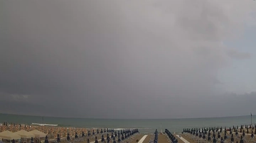 L’impressionante temporale davanti a Viareggio. Allerta gialla nel nord della Toscana
