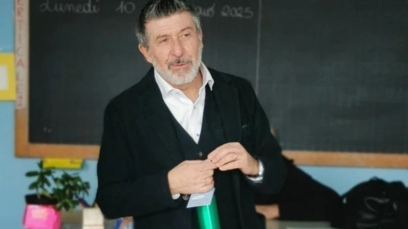 Simone Tartarini con la borraccia durante una lezione sull’acqua in una scuola Simone Tartarini con la borraccia durante una lezione sull’acqua in una scuola