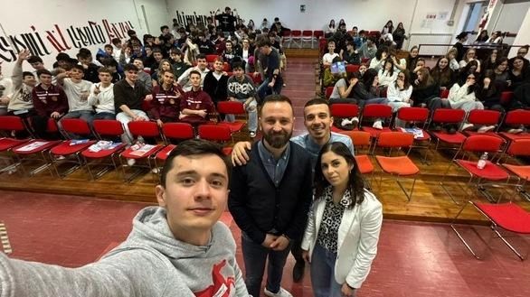 Il selfie di Bernard Dika, portavoce del presidente della Regione Giani, con sindaco, assessori e studenti dell’Its di Abbadia San Salvatore Il selfie di Bernard Dika, portavoce del presidente della Regione Giani, con sindaco, assessori e studenti dell’Its di Abbadia San Salvatore