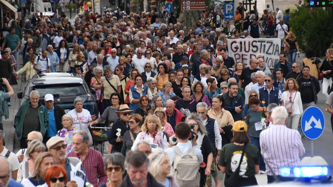 Centinaia di persone hanno partecipato alla manifestazione di ieri pomeriggio a Viareggio Centinaia di persone hanno partecipato alla manifestazione di ieri pomeriggio a Viareggio