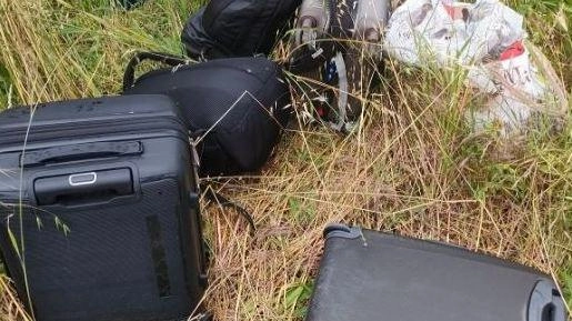 Le valigie ritrovate in via Badaloni e ritirate dalla polizia municipale (. foto da Fb «Sei di Pisa se»