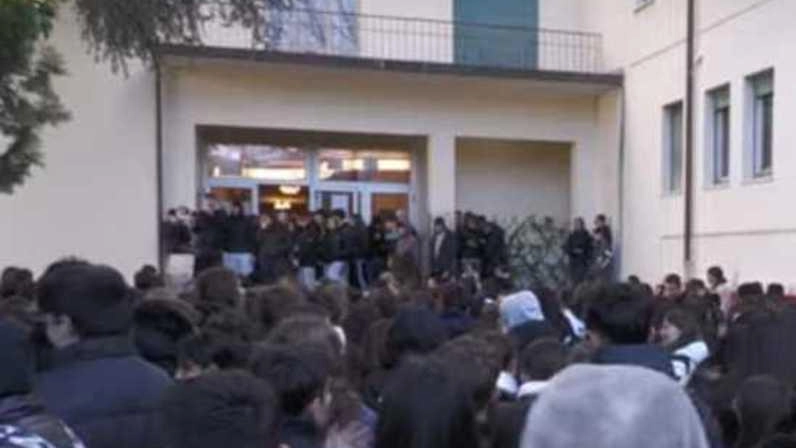 Per protesta ieri gli studenti del Vallisneri si sono rifiutati di entrare in classe Per protesta ieri gli studenti del Vallisneri si sono rifiutati di entrare in classe