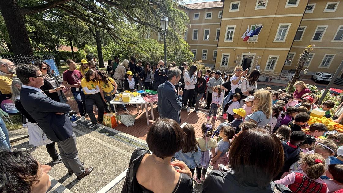 Via i rifiuti dal Santa Margherita. Università e scuole puliscono il parco Via i rifiuti dal Santa Margherita. Università e scuole puliscono il parco