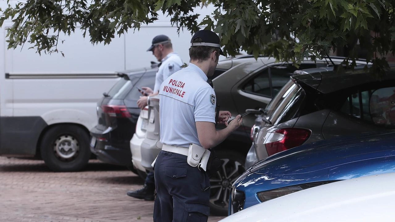 Polizia Municipale a lavoro. per il controllo dei permessi Ztl