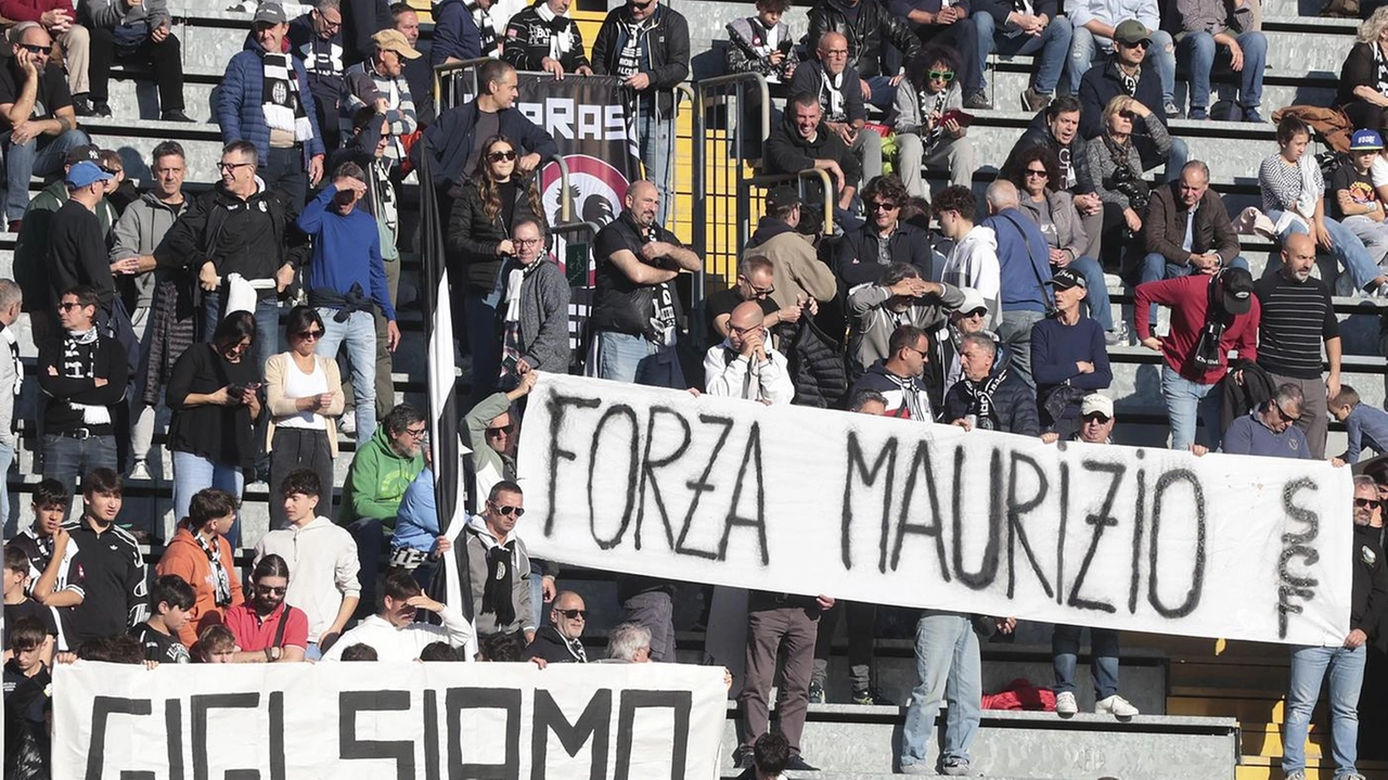 Un giovane di Torgiano, Giovanni Spedaletti, muore in un incidente stradale dopo aver arbitrato una partita di basket. Il Siena e la Contrada della Giraffa piangono la sua perdita. Un giovane di Torgiano, Giovanni Spedaletti, muore in un incidente stradale dopo aver arbitrato una partita di basket. Il Siena e la Contrada della Giraffa piangono la sua perdita.