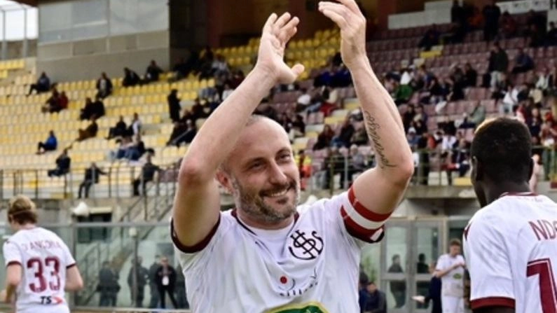 Il saluto di Luci alla curva amaranto all’ultima gara casalinga (Foto Novi)
