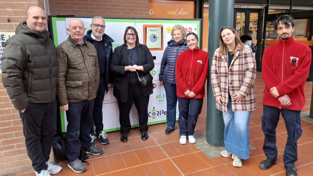 L'inaugurazione dell'ecocompattatore al Conad di Galcetello