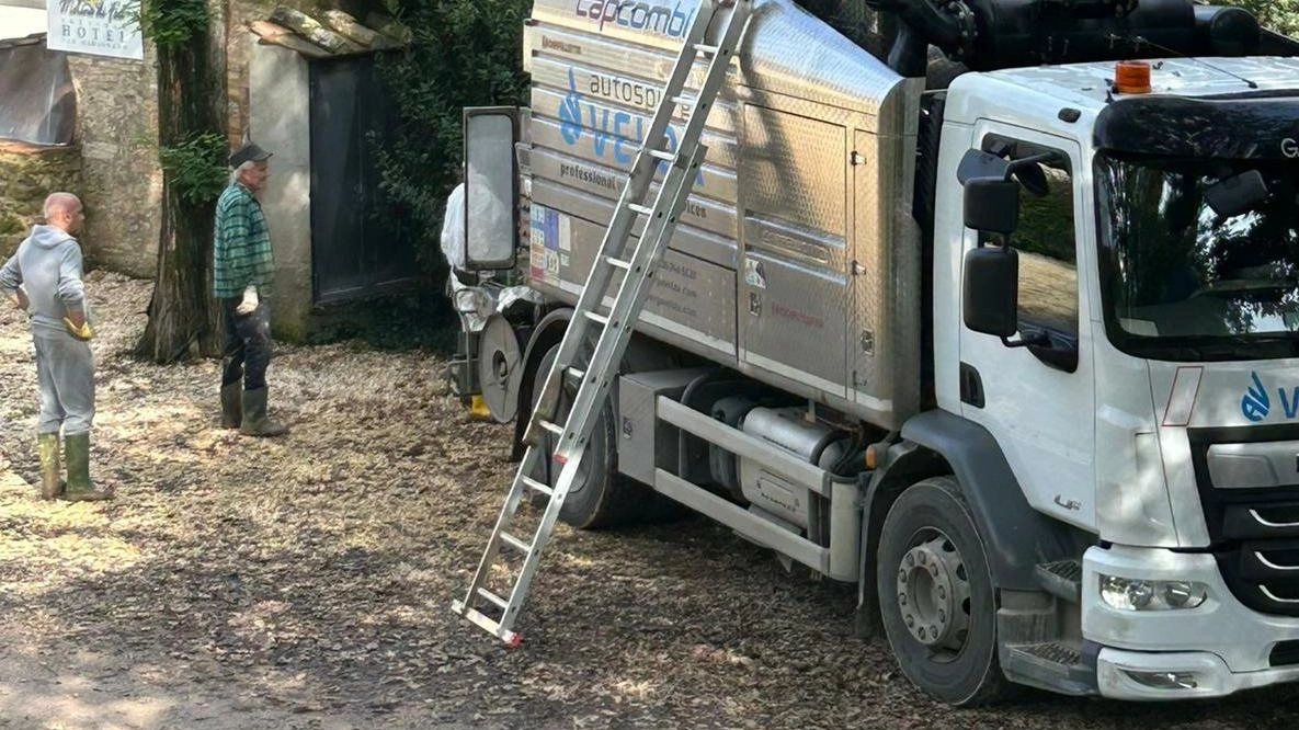 Il borgo di Molino di Foci a rischio esondazioni: l'albergo sott'acqua, residenti e attivisti chiedono interventi urgenti da parte delle istituzioni. Il borgo di Molino di Foci a rischio esondazioni: l'albergo sott'acqua, residenti e attivisti chiedono interventi urgenti da parte delle istituzioni.