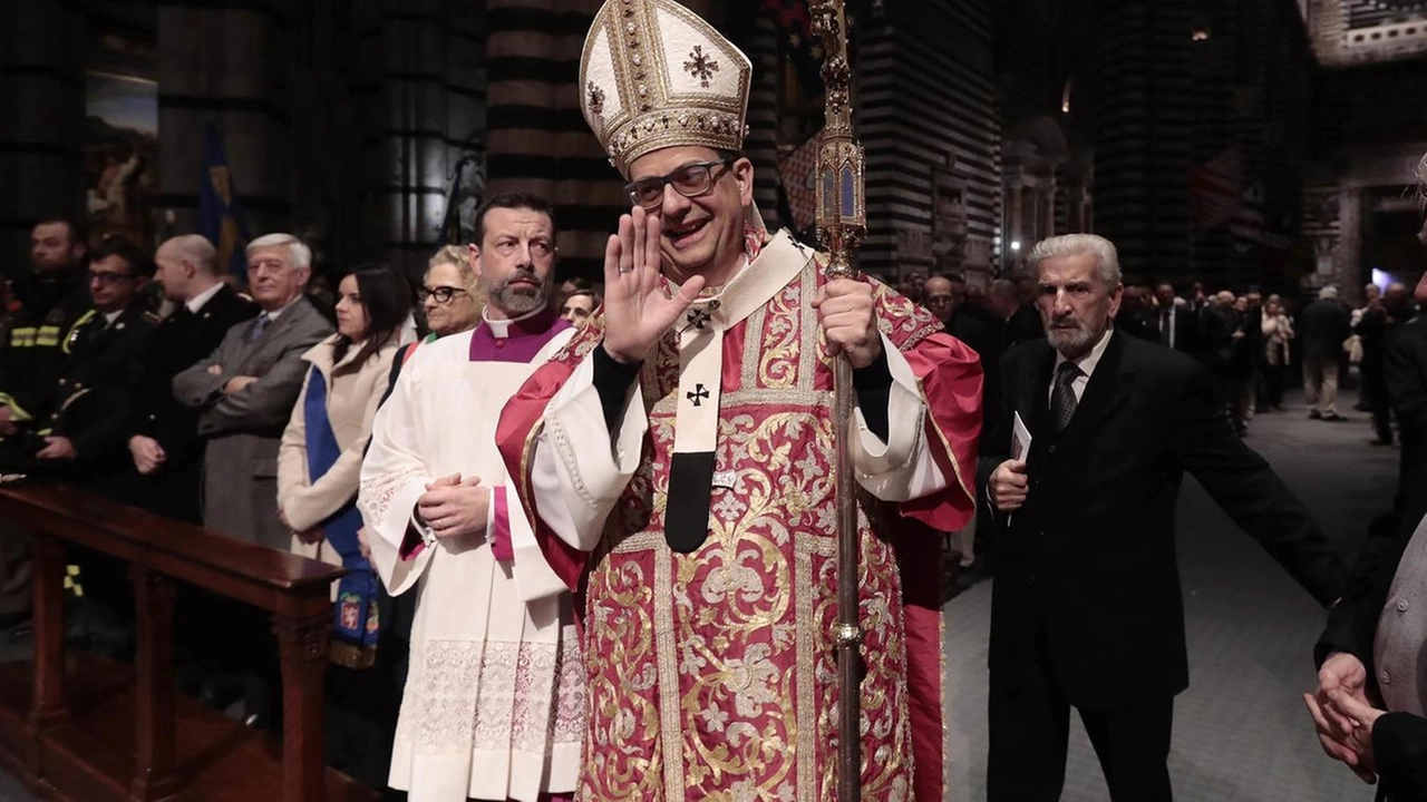 Oggi la messa in Cattedrale a Siena con l’arcivescovo Augusto Paolo Lojudice. Nel pomeriggio trasferimento a Chiusi dove si terrà anche una processione. Oggi la messa in Cattedrale a Siena con l’arcivescovo Augusto Paolo Lojudice. Nel pomeriggio trasferimento a Chiusi dove si terrà anche una processione.
