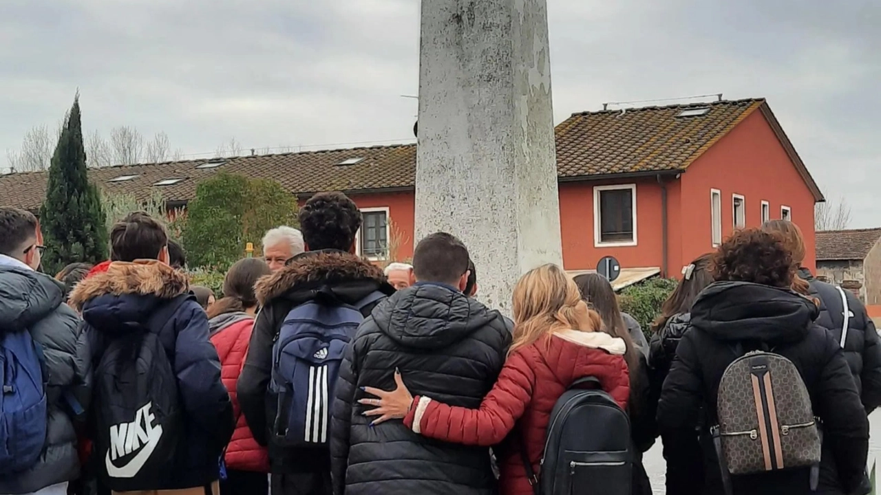 Alcuni cascinesi nel luogo dell'Eccidio Alcuni cascinesi nel luogo dell'Eccidio