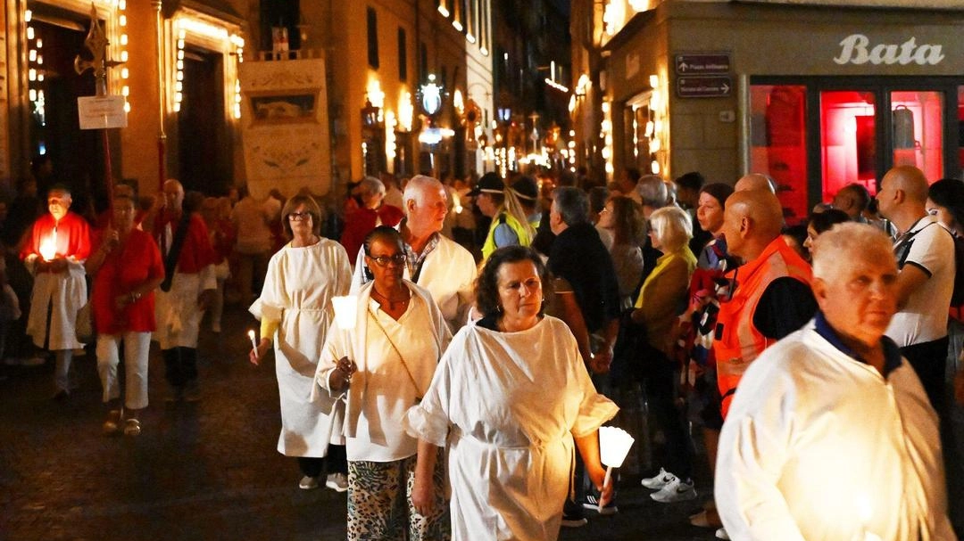 Stasera la processione per la Santa Croce e a seguire i fuochi Stasera la processione per la Santa Croce e a seguire i fuochi