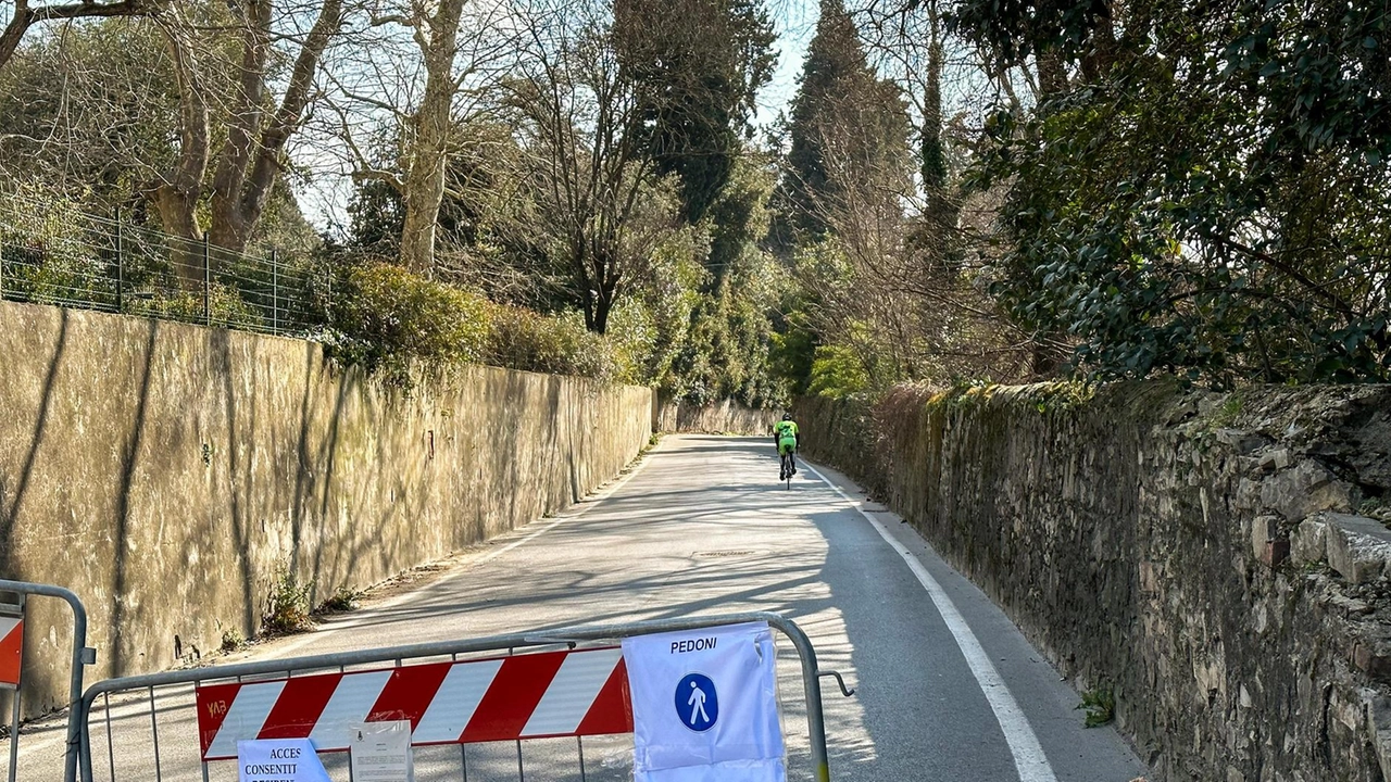 Prorogata fino al 7 settembre la chiusura di via Arrighetto da Settimello collegata al cantiere privato. Sale la preoccupazione in vista della riapertura delle scuole: "Completare l’intervento prima possibile".