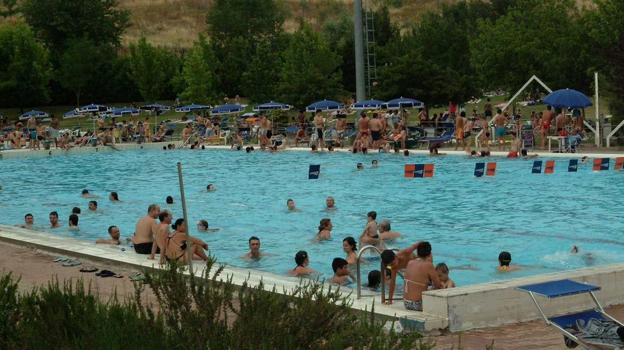 Sabato riapre la piscina esterna del Bernino a Poggibonsi Sabato riapre la piscina esterna del Bernino a Poggibonsi