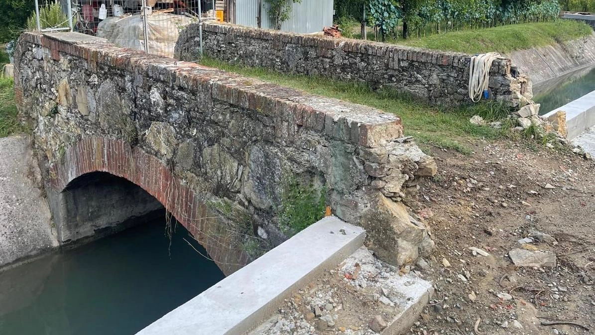 L’impatto della nuova opera a ridosso dell’antico ponte pedonale L’impatto della nuova opera a ridosso dell’antico ponte pedonale