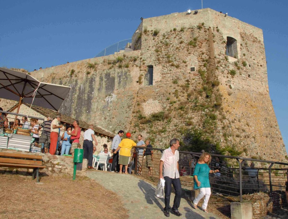 La terra dei 100 castelli. Un viaggio nella storia La terra dei 100 castelli. Un viaggio nella storia