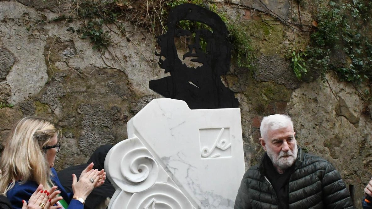 Il taglio del nastro del monumento a Che Guevara con lo scultore Jorge Romeo sulla scalinata del Baluardo Il taglio del nastro del monumento a Che Guevara con lo scultore Jorge Romeo sulla scalinata del Baluardo