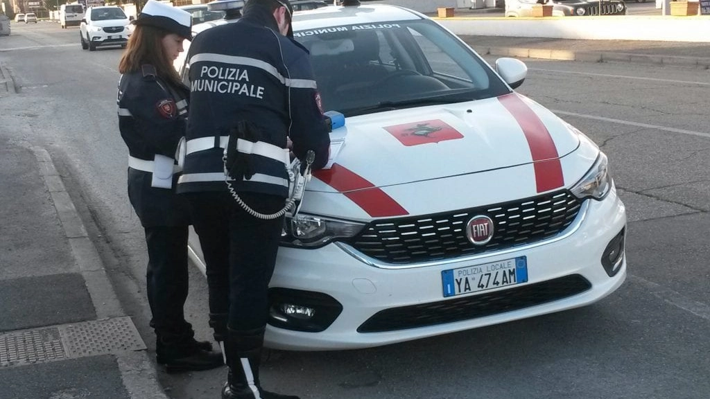 Il raid vandalico contro la municipale (Foto di repertorio)