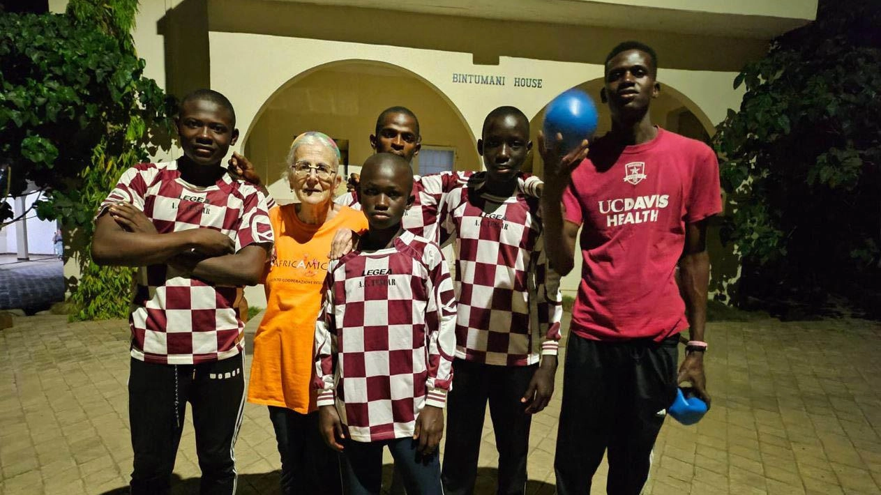 I ragazzi della Sierra Leone con le magliette dell’Arezzo I ragazzi della Sierra Leone con le magliette dell’Arezzo